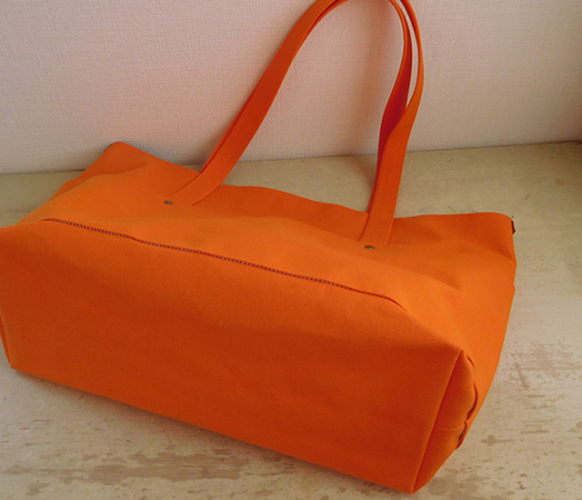 オレンジ色のトートバッグ